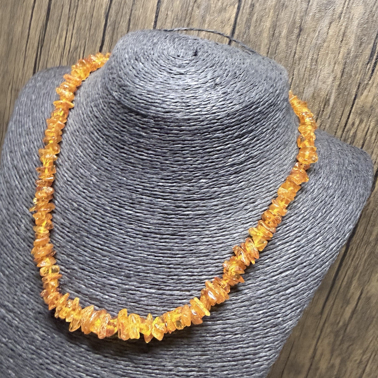 VINTAGE Amber Chip Beaded Necklace Orange Gemstone Retro Kitsch Pretty 46cm
