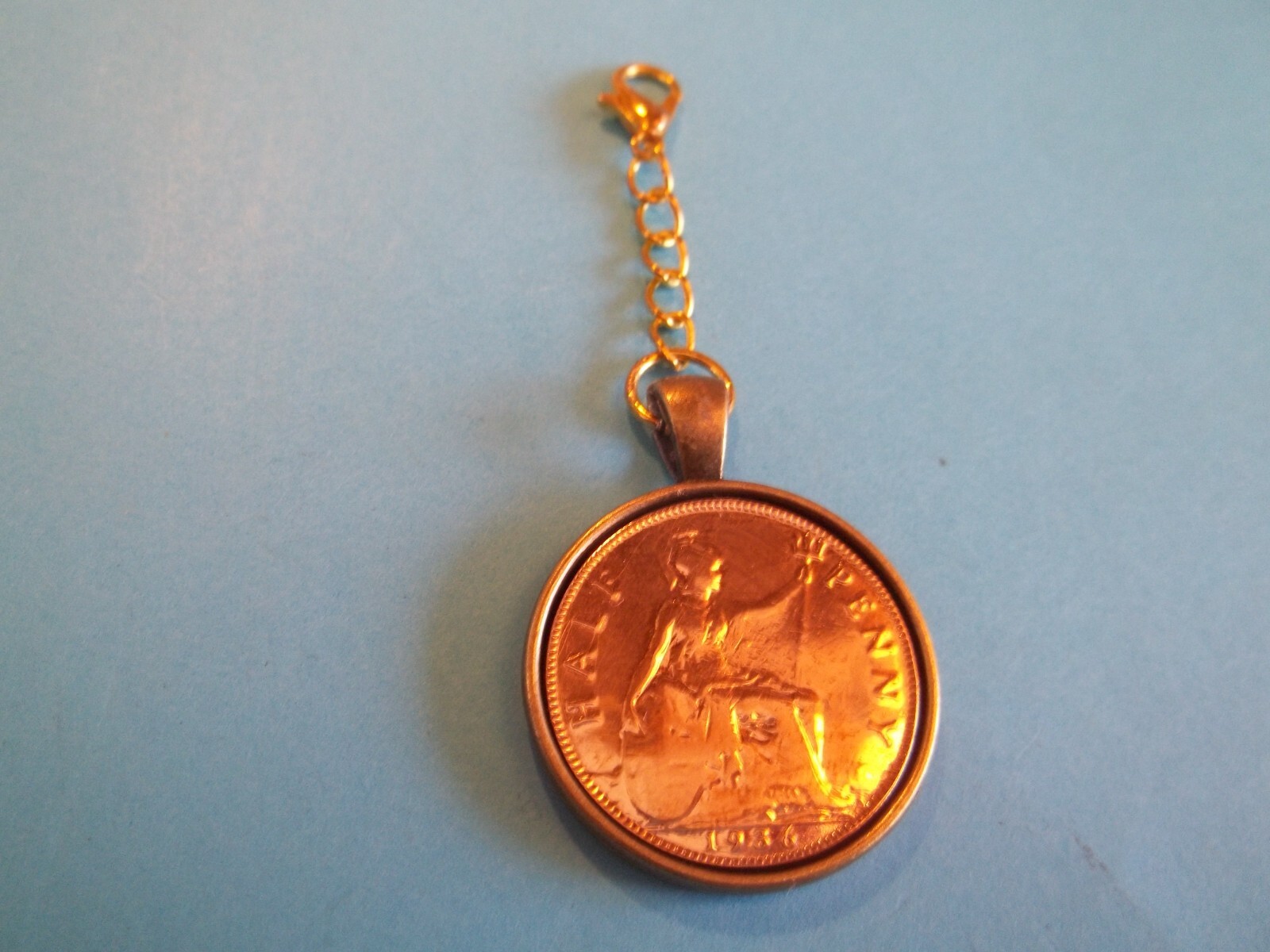 HALF PENNY COIN – BRITANNIA BRONZE CASED PENDANT / CHARM – 1917 to 1936