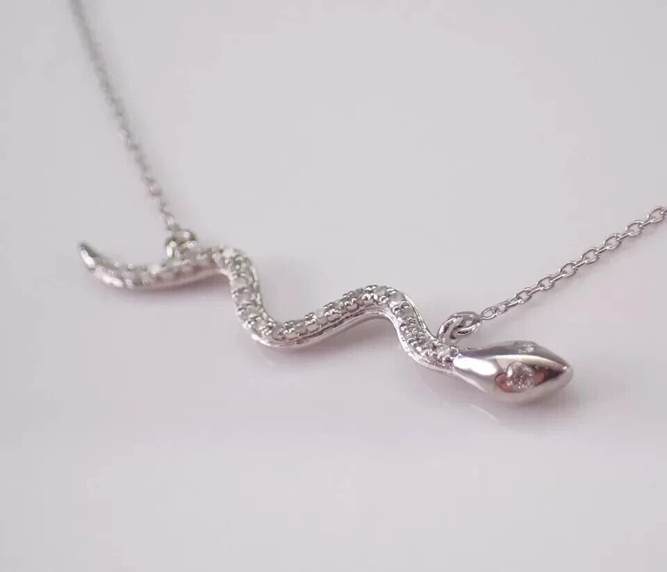 14K White Gold Plated In 1Ct Round Cut Simulated Diamond Women’s Snake Pendant
