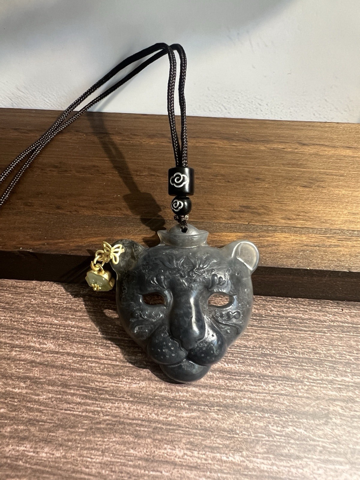 Natural sleeve jade leopard head pendant