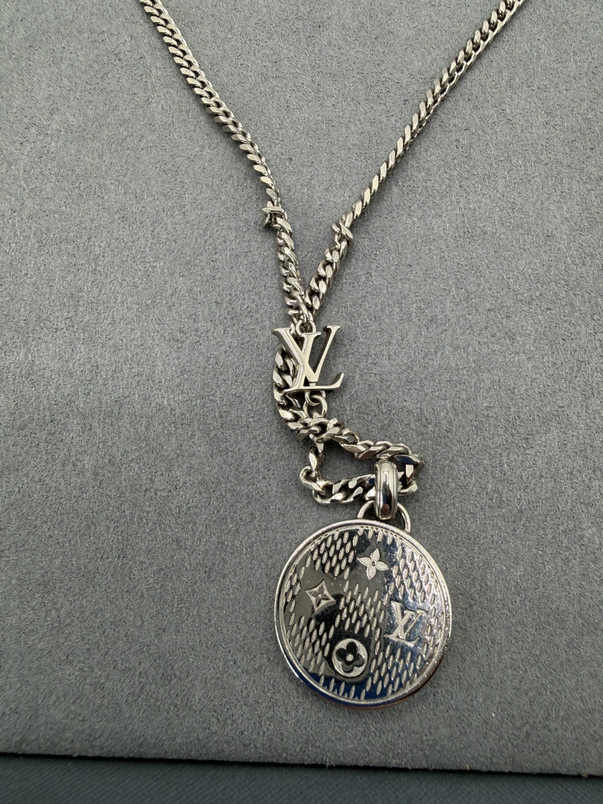 Damier Staples Pendant – Louis Vuitton – 21.7 inches – With Tags, Box.