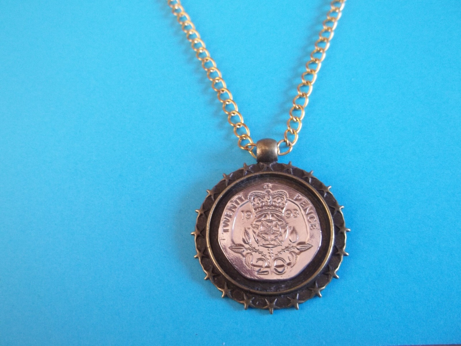 TWENTY PENCE COIN – LIMITED EDITION – BRONZE CASED CURB NECKLACE – 1982 to 2008