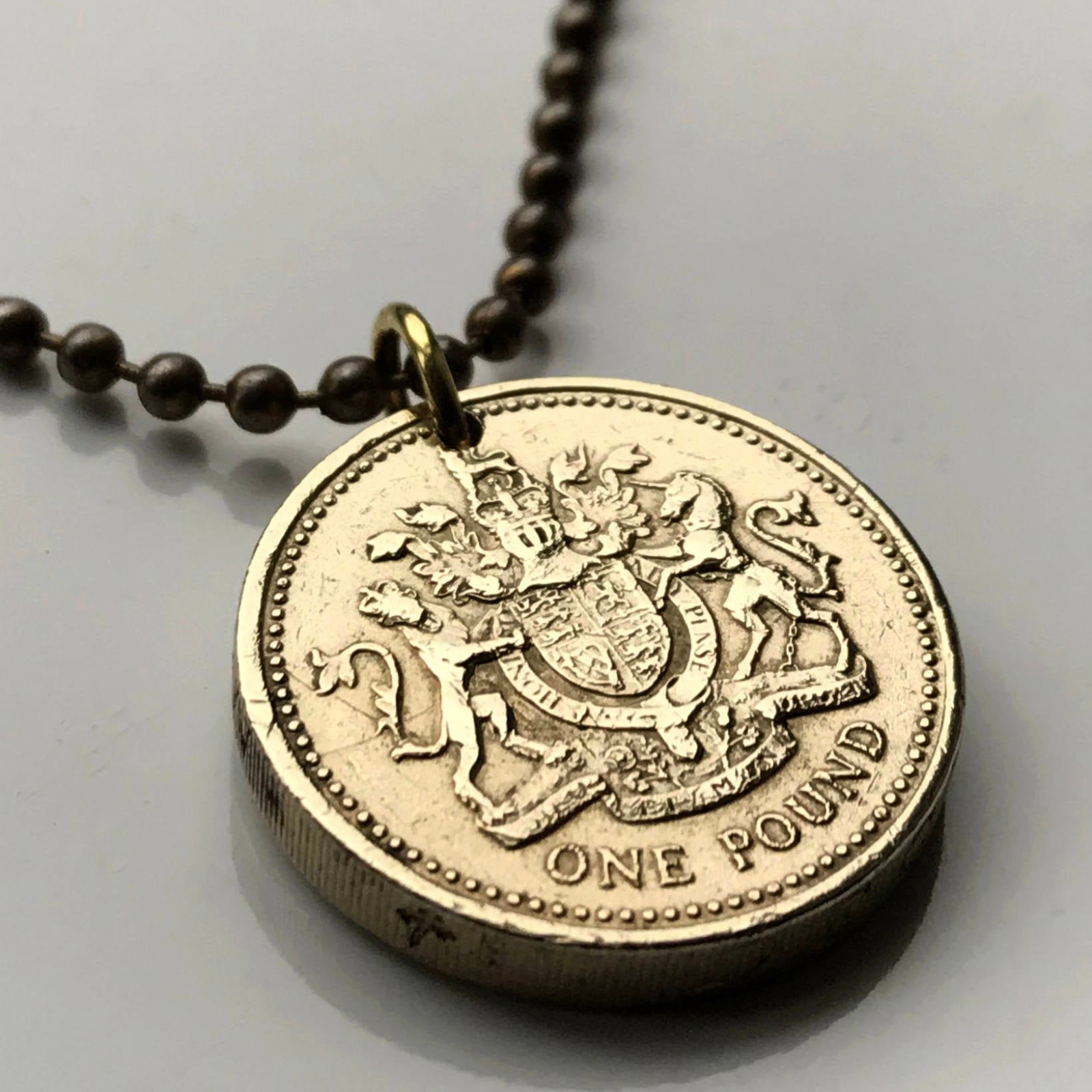 1983 United Kingdom Pound coin pendant British arms lion unicorn London 001683