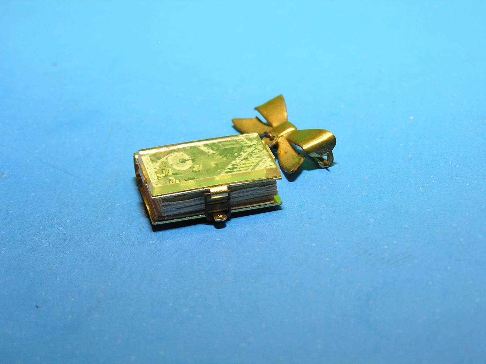 Souvenir Photo Locket London Tourist Mini Book Pendant Vintage Metal Jewelry