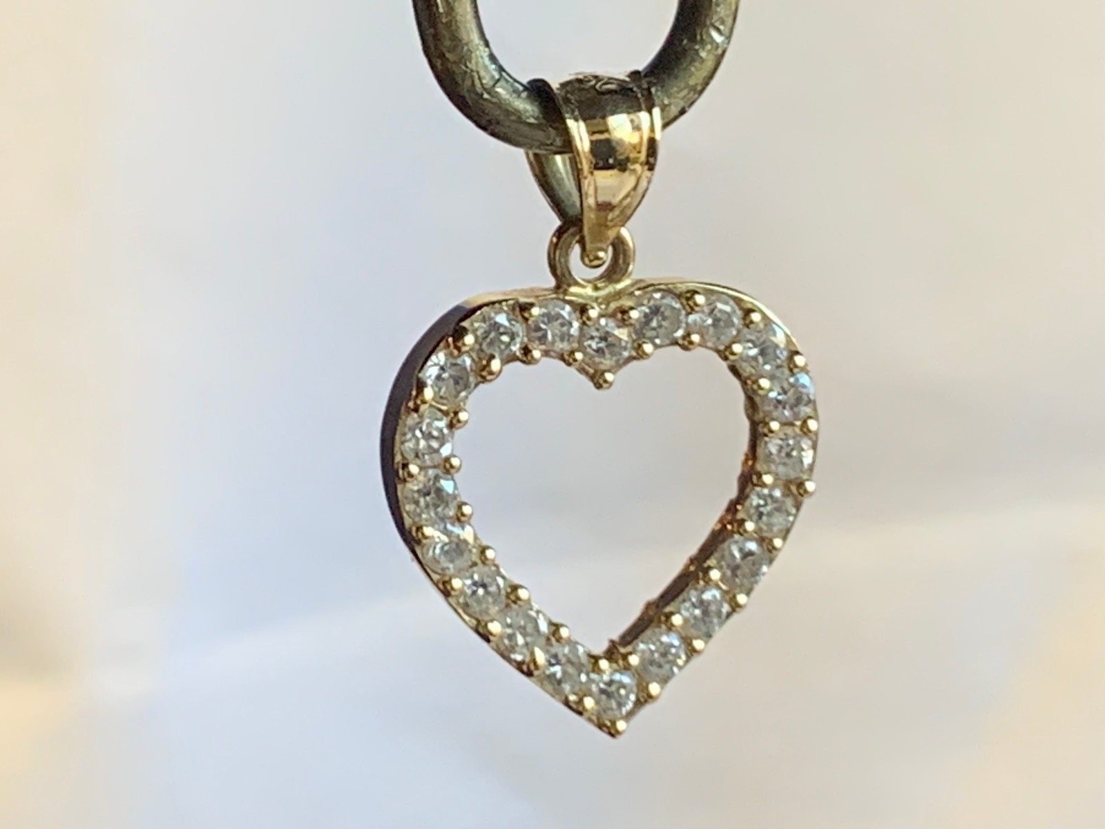 10K Yellow Gold Heart Pendant 1.44g Fine Jewelry Clear Color Stones Charm *READ*