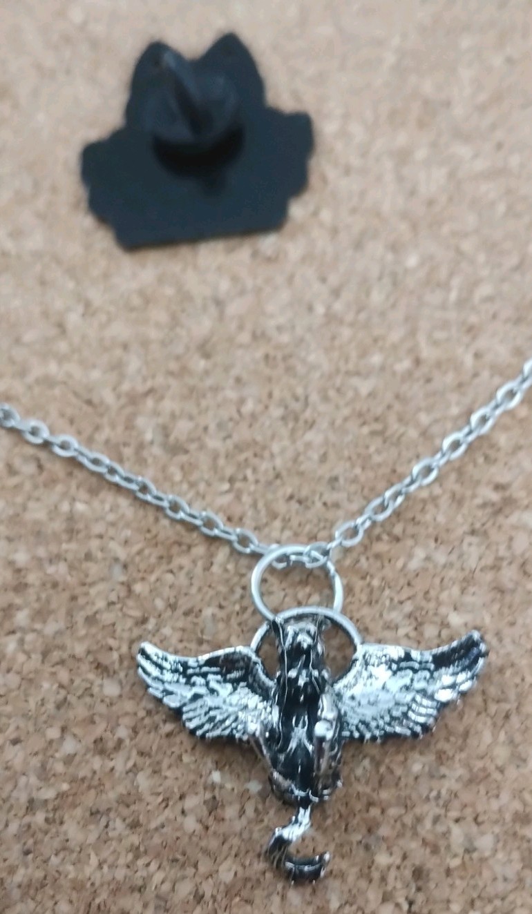 50cm Silver Toned Chain with A Flying Cat Pendant + Freebie. UK Seller (utd9)