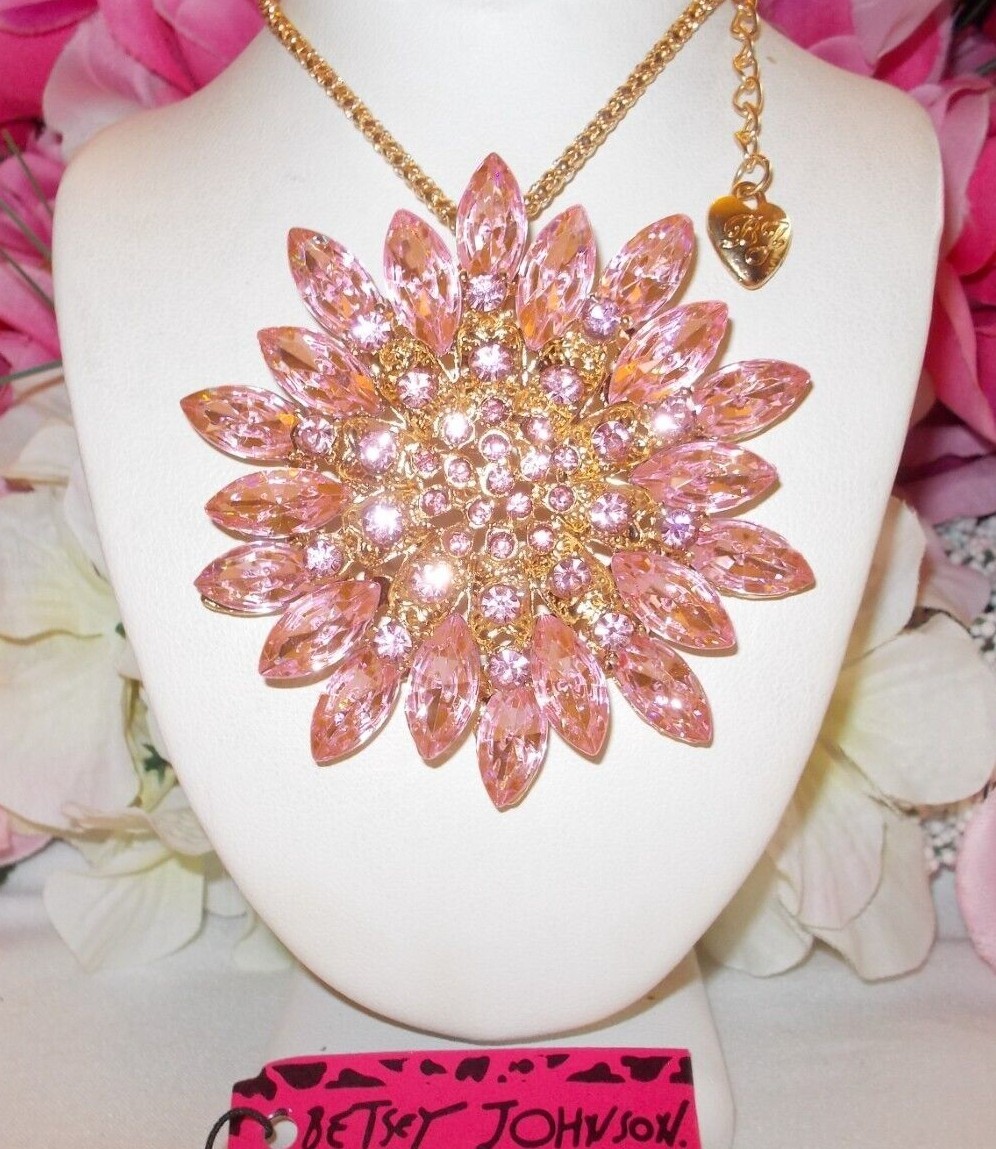 BETSEY JOHNSON BEAUTIFUL LARGE PINK CRYSTAL SUNFLOWER PENDANT NECKLACE/BROOCH