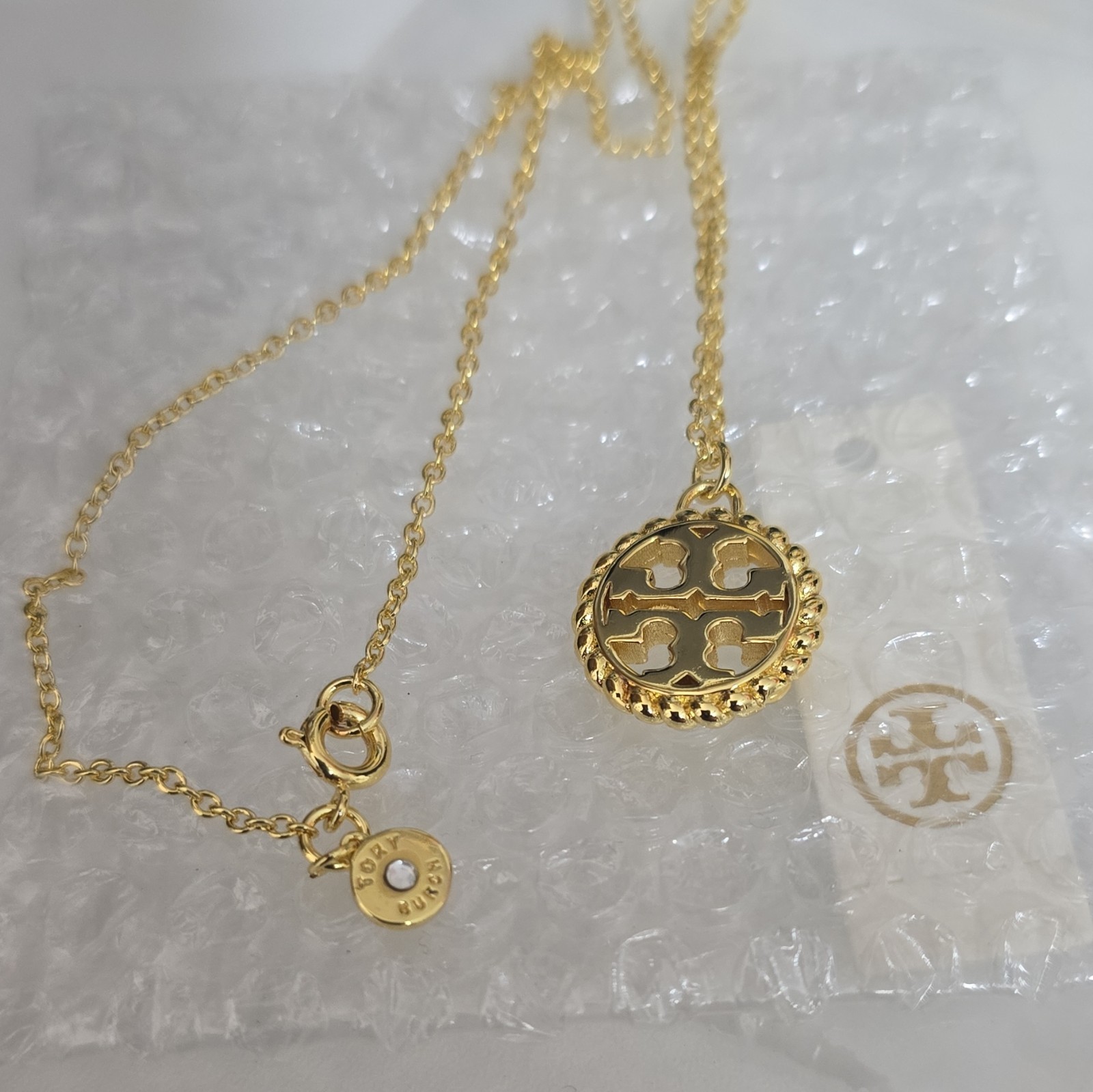 Tory Burch Gold Tone Round Logo Charm Pendant Necklace Cable Chain Spring Ring