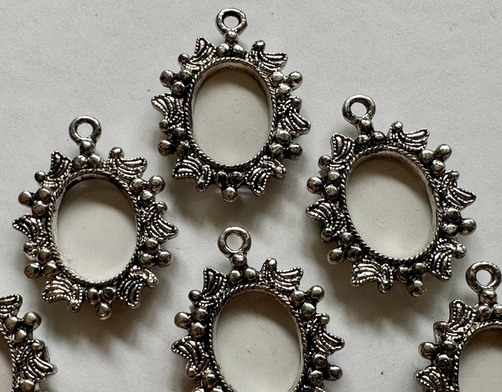 10 photograph FRAMES OVAL SILVER TONE CHARMS PENDANTS 10X15MM SPACE for PHOTOS