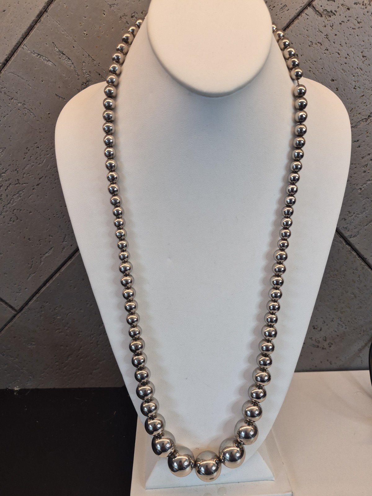 Classic 30″ Graduated Silver Bead Necklace. Range Approx 8mm-19mm, Spring Clasp