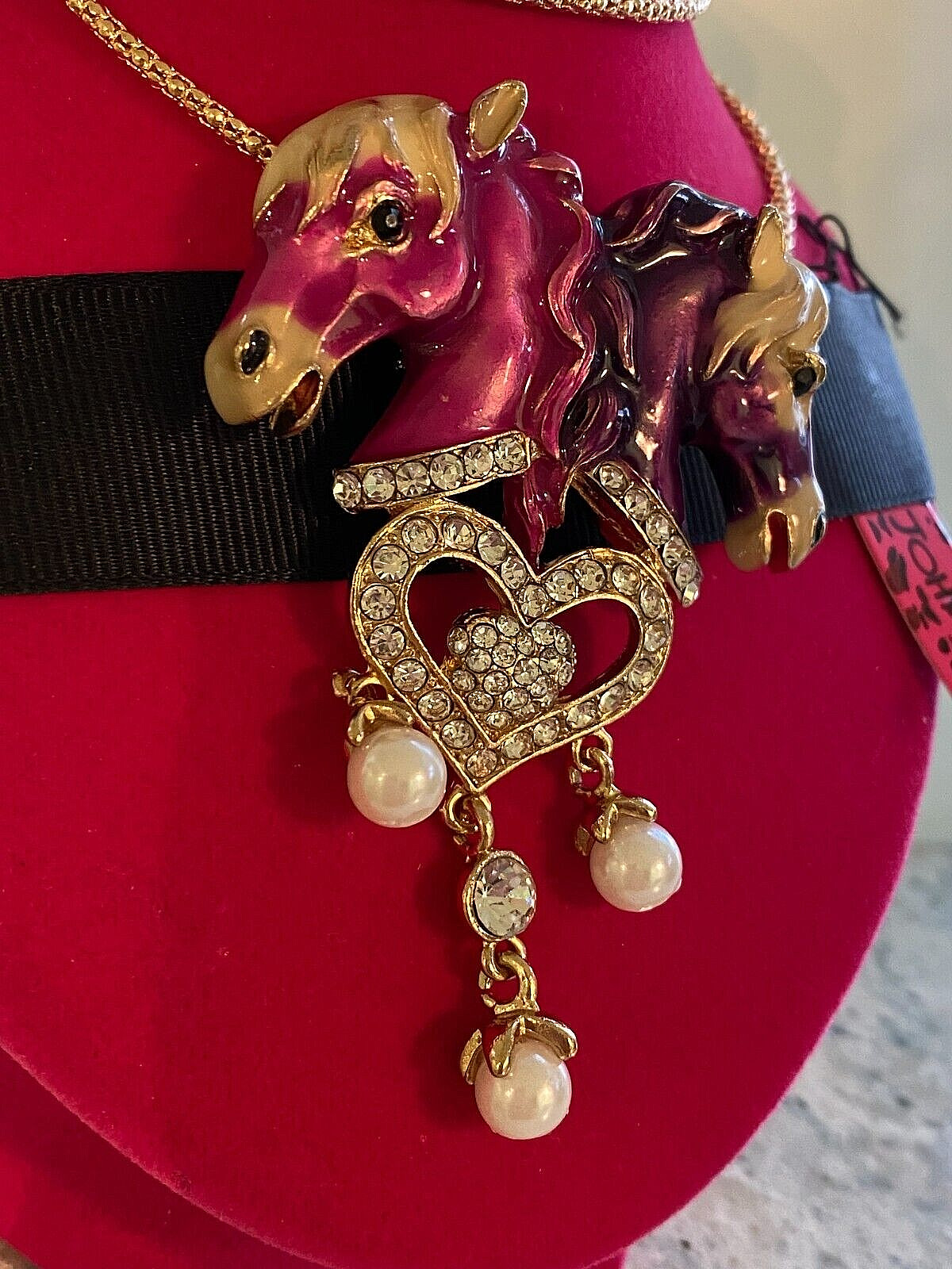 BETSEY JOHNSON PENDANT GOLD TWO ENAMELED HORSE HEADS HEART DANGLE PIN/PENDANT