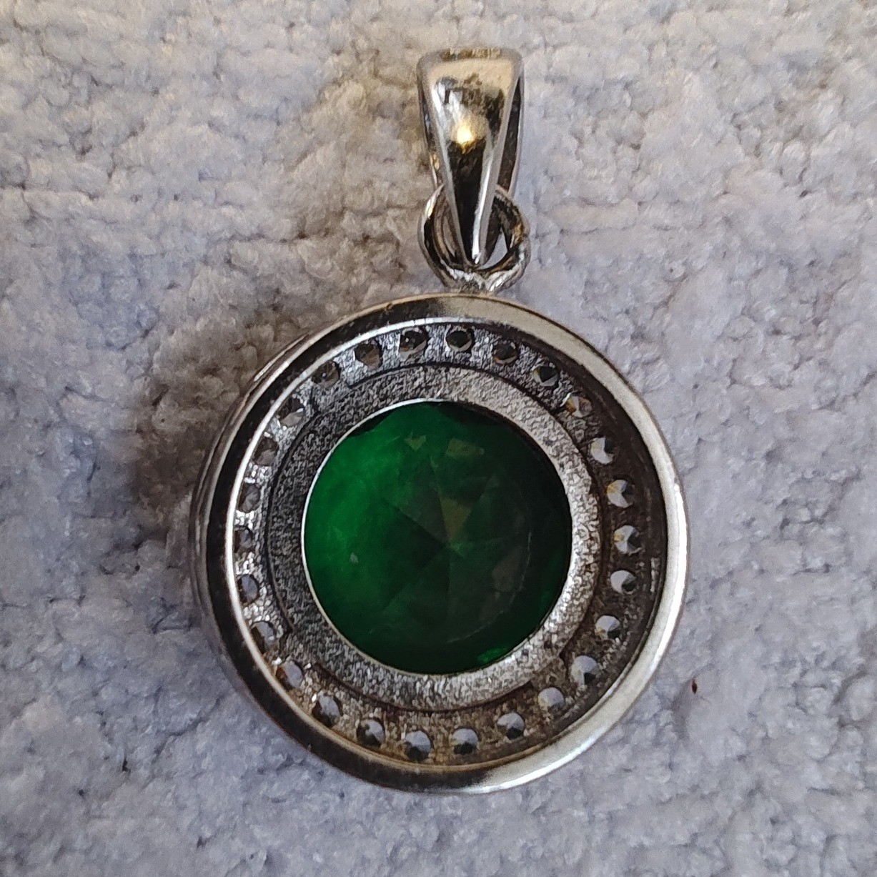 Pendant Green Silver Round Halo