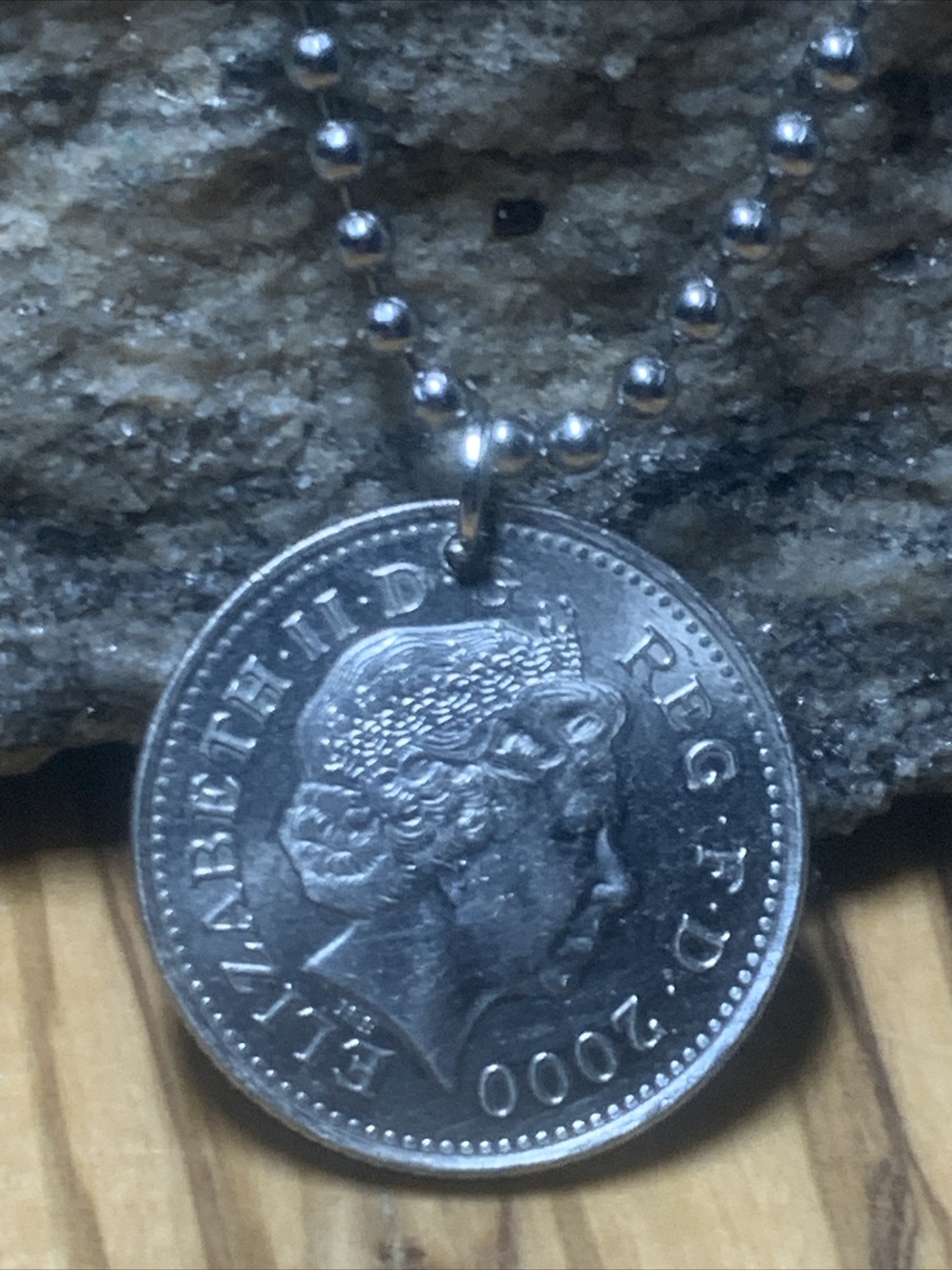 2000 England United Kingdom 10 Pence Coin Pendant English lions London. A1
