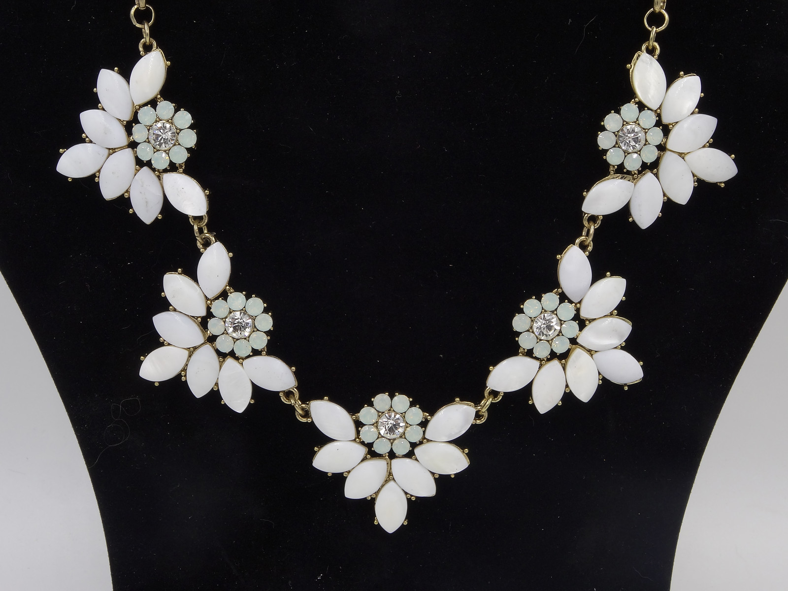 Beautiful New Gold Tone Rhinestone Flower Statement Necklace NWT #N2535