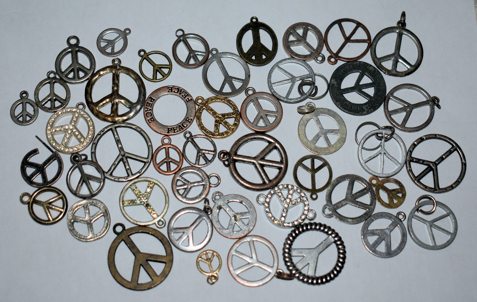 133d. 45 x JEWELRY NOVELTY PEACE SYMBOLS, “STOP THE WAR” SYMBOL PENDANTS, CHARMS