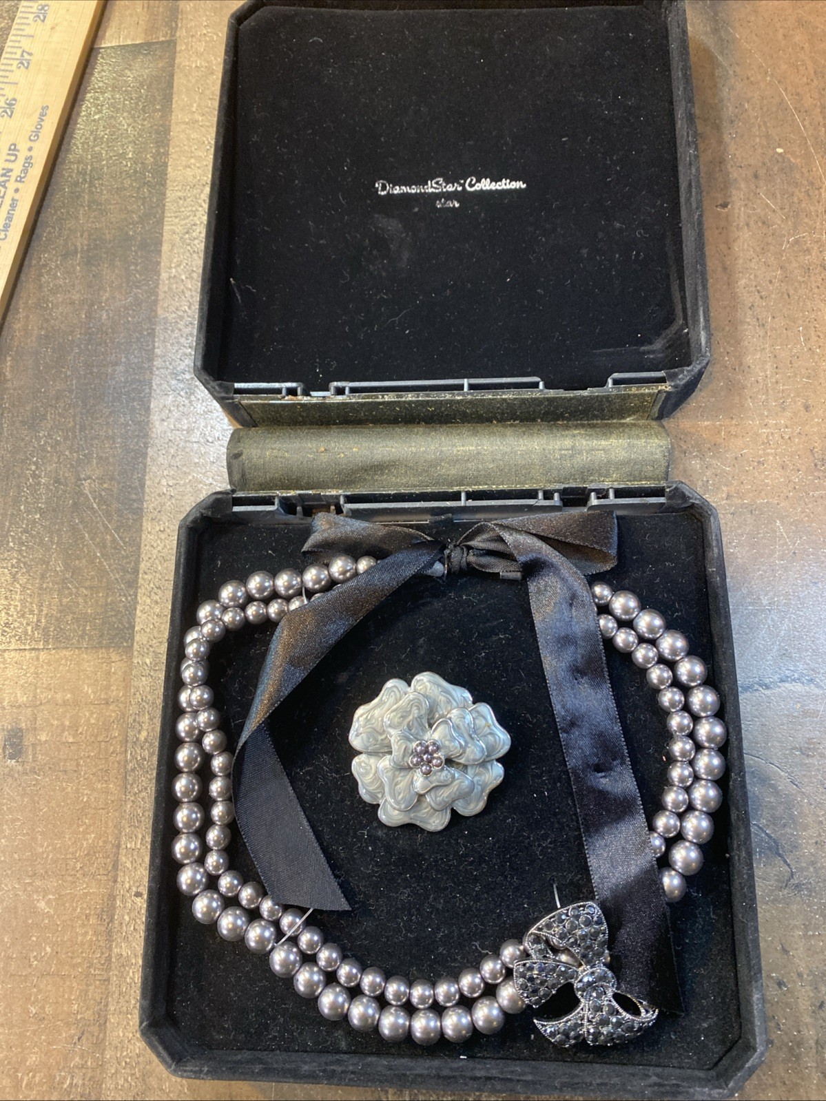 Vtg 80s Women’s Imitation Faux Pearl Rhinestone Necklace Ribbon Brooch Gray