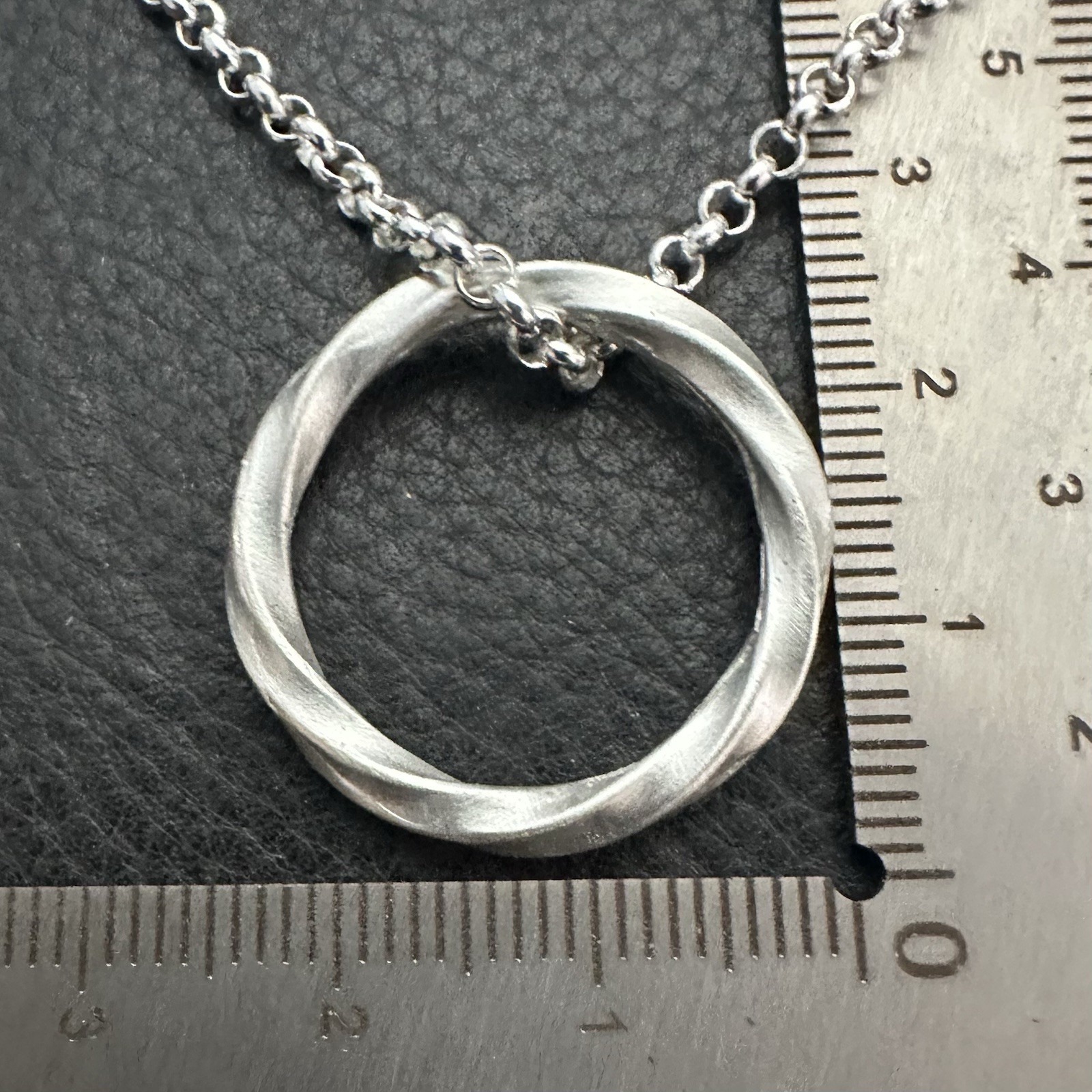 MJG STERLING SILVER TWISTED BAND PENDANT AND ROLO CHAIN. 4 gr