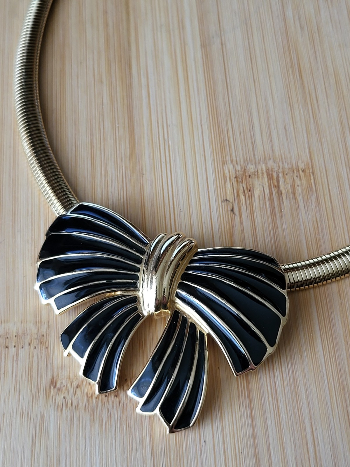 Vtg Trifari Gold Tone Black Enamel Bow Statement Necklace 17-3/4″