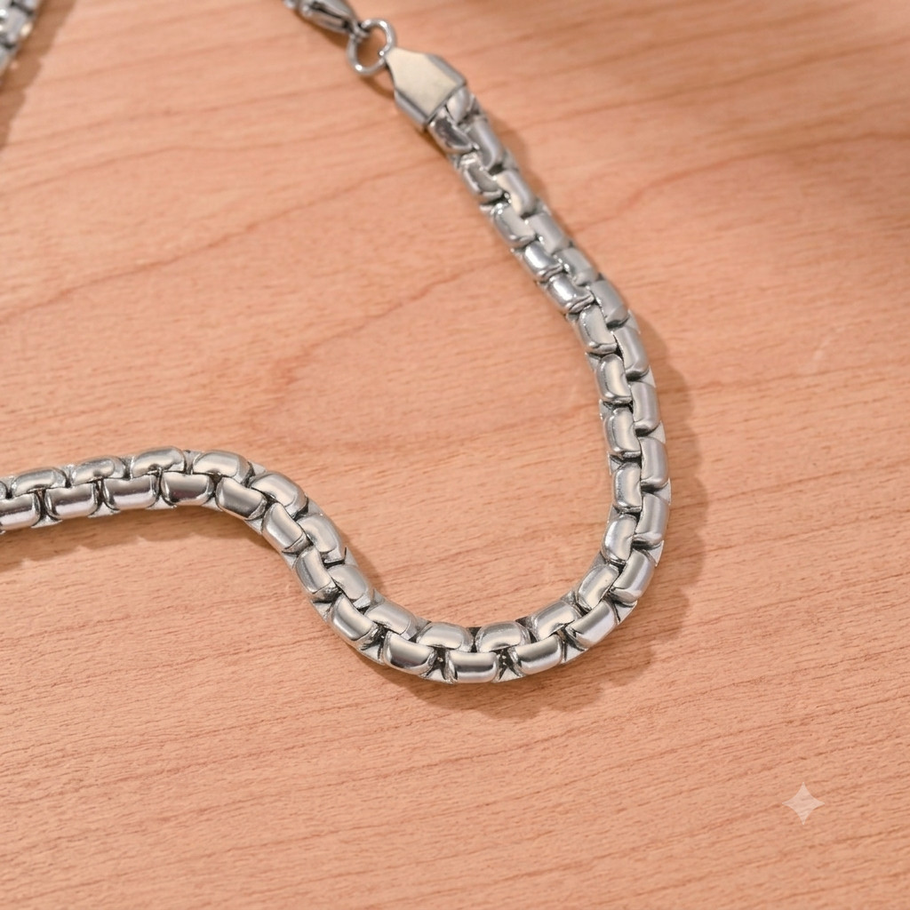 New Unisex Stainless Steel Chain Necklace Silver Featuring a oval-link design