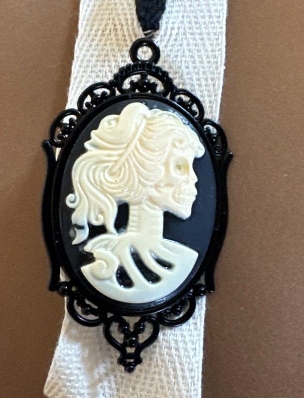 CAMEO BROOCH SKELETON HALLOWEEN JEWELRY GOTH PENDANT NEW CONDITION