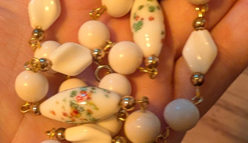 White Porcelain Floral Painted Oval Bead Necklace Gold Tone Links 21″