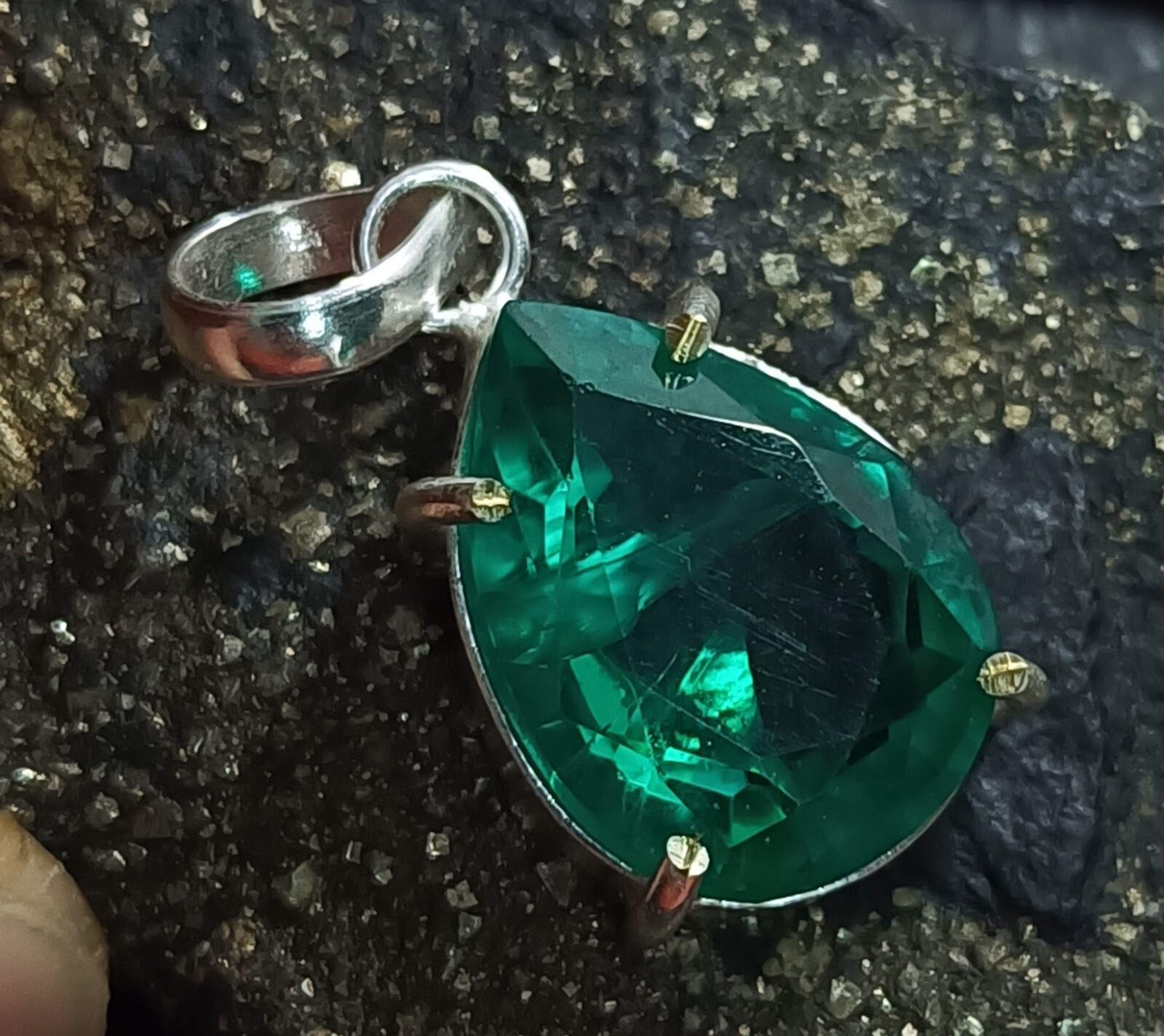 Certified 32.75 Ct Stunning Emerald 925 Solid Silver Pear Cut Pendant Gemstone
