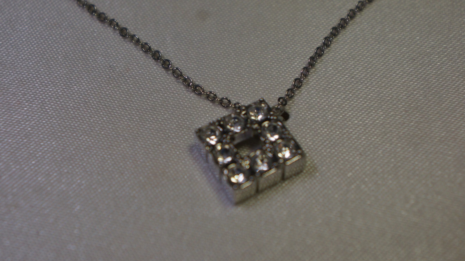 PLATINUM TONE NECKLACE W FAUX STONES