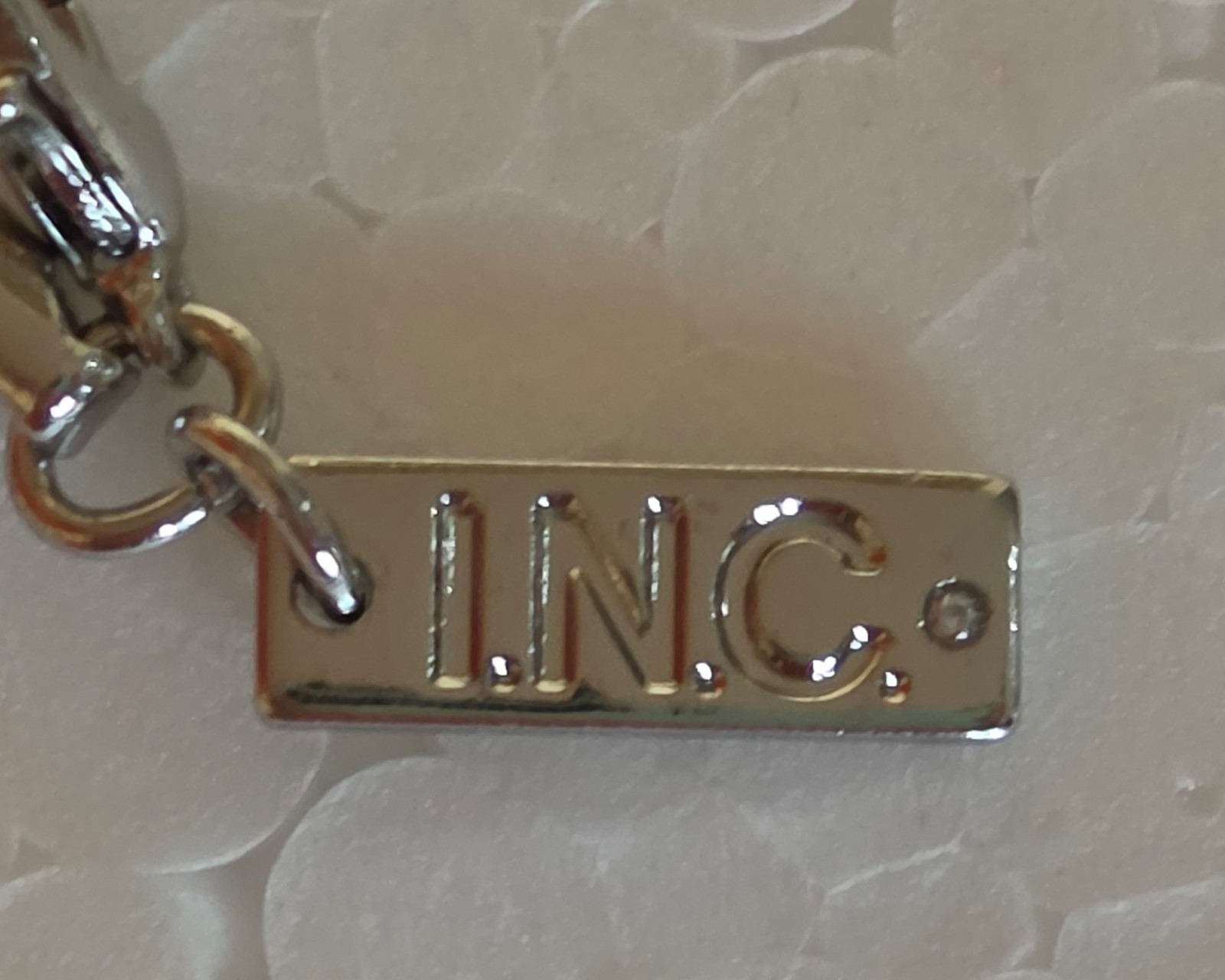 I.N.C 15″ in Silver Chainlink w/ 2.5′ x 1.5″ Silver Egg Shape Pendant Necklace
