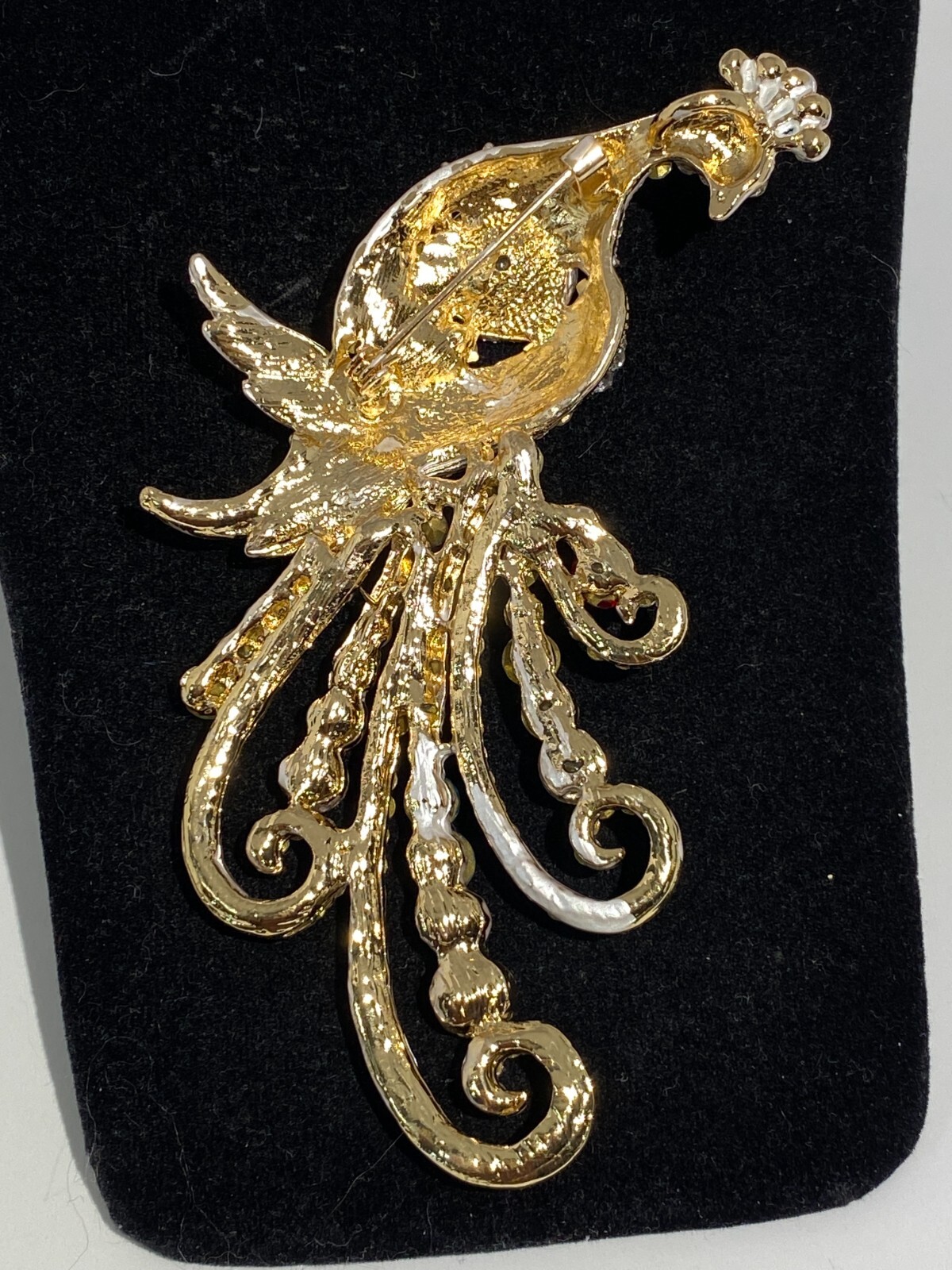 BETSEY JOHNSON GOLD PEACOCK MULTI COLOR CRYSTALS & RHINESTONES PIN PENDANT NECK