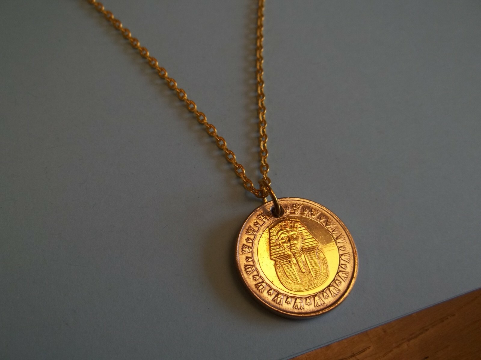 ONE POUND COIN – EGYPT – TUTANKHAMUN’S MASK – GOLD PENDANT NECKLACE