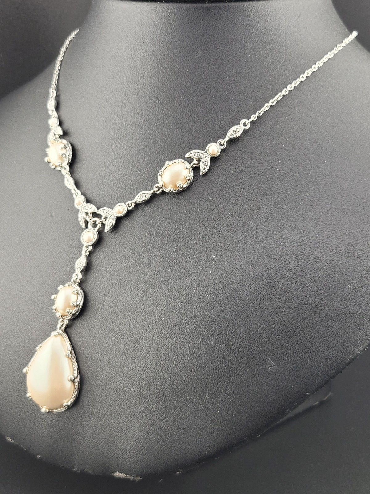 Signed Crown Trifari Rhodium Finish Lucite 🦪Pearl Lariat Choker 18″ Necklace