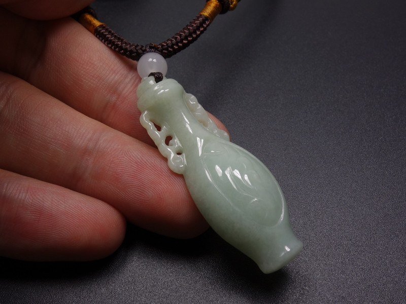 Certified Grade A 100% Natural Green Jadeite Jade Pendant Hand-carved Vase 11109