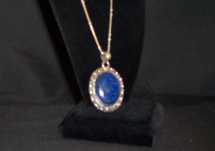 A lapis lazuli or saphire necklace with a metal necklace and metal edging