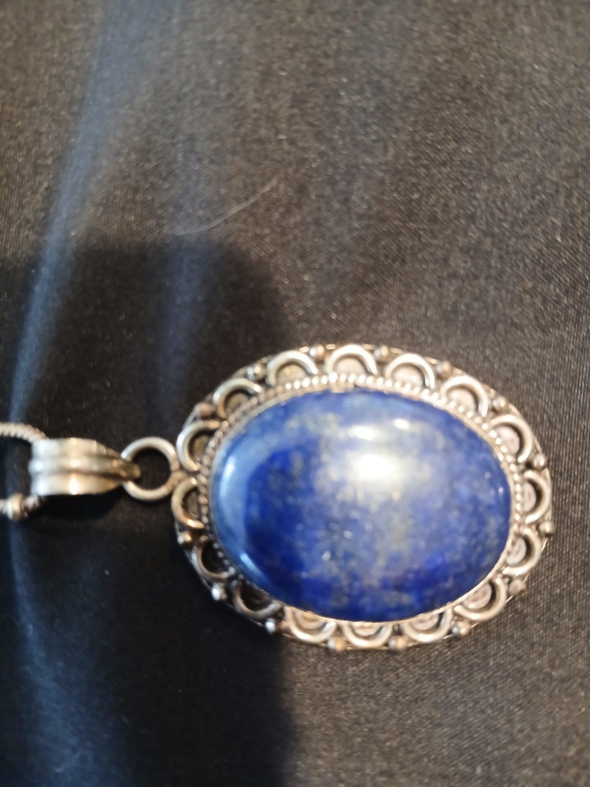 A lapis lazuli or saphire necklace with a metal necklace and metal edging