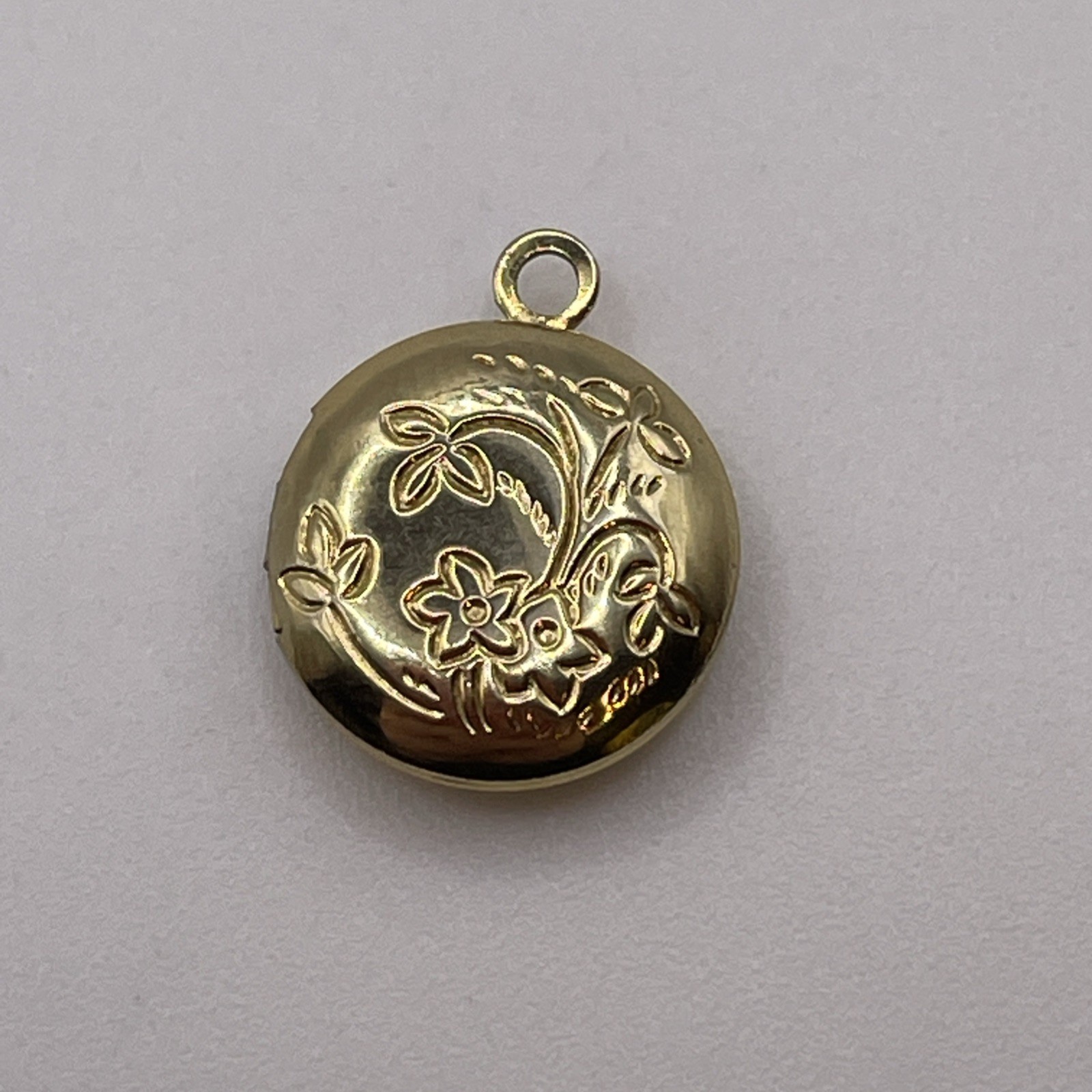 Small Photo Lockett Gold Tone Necklace Pendant , Estate Jewelry, Beauty!