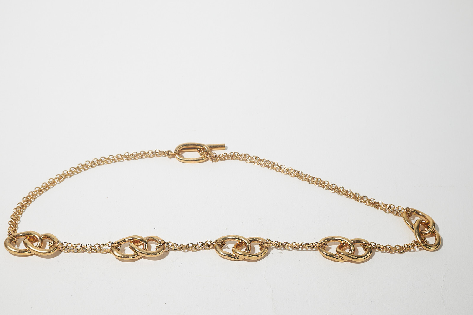 18″ Gold Tone Delicate Chain Necklace 5 Interlocking Oval Stations Toggle Close