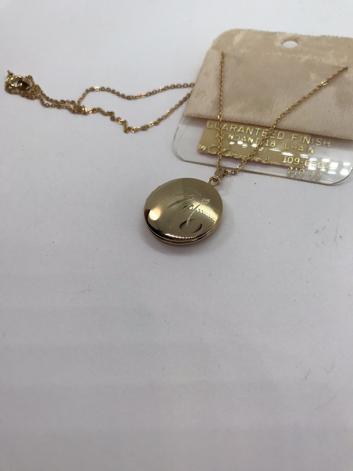 Vintage Gold Tone Photo Locket Necklace Etched Round original card