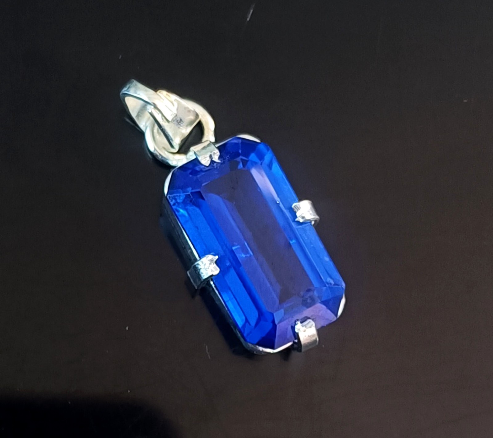 Certified 20 CT Natural Blue Sapphire Loose Gemstone Pendant In 925 Silver