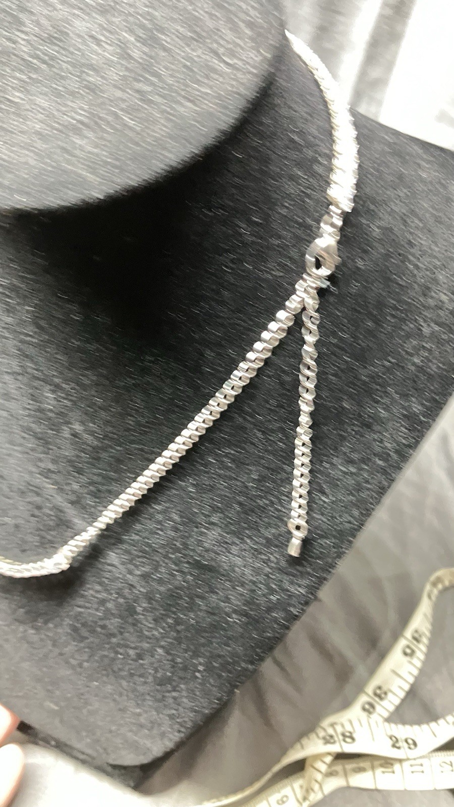 Womens silvertone necklace.Reflective!beautiful ! 14-20 adj 12gm wt.
