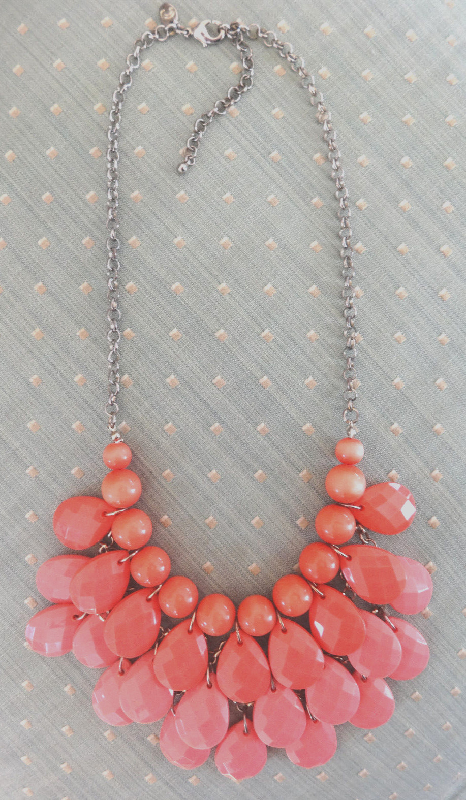 CHARMING CHARLIE LUCITE ACRYLIC BEADS BRIOLETTE NECKLACE CORAL PEACH SALMON
