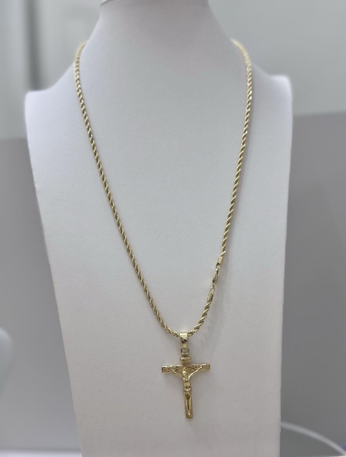 Twisted chain with 14k laminated charm high quality